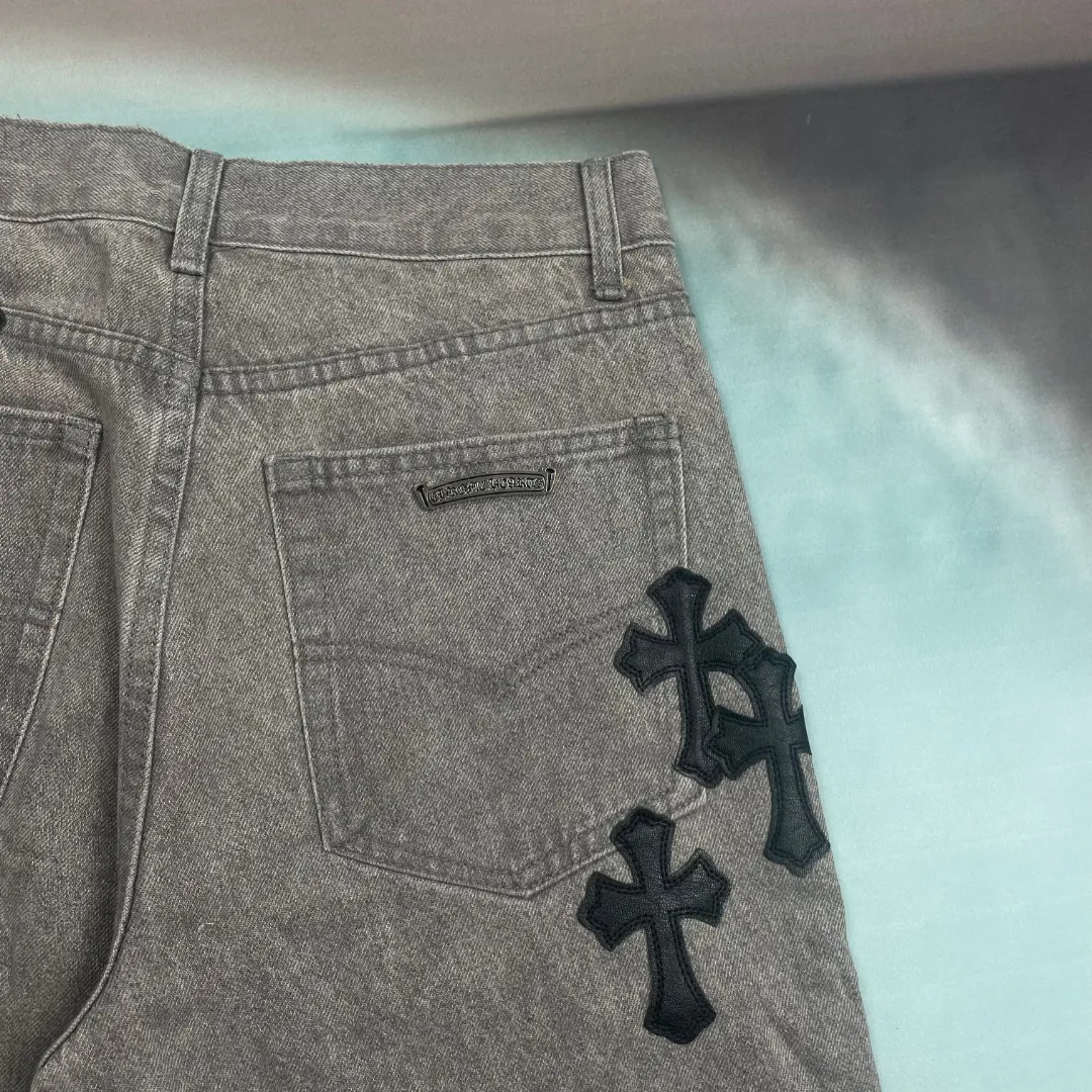 🅿️240 🔘Style No.-KL126 🔘Chloe Heart𝐂𝐡𝐫𝐨𝐦𝐞 𝐇𝐞𝐚𝐫𝐭 Matty Boy Sex Records Series Limited Gray Patch Leather High Street Jeans* [Same Style as JJ Lin] This CH jeans by Chloé Heart can be called the pinnacle of craftsmanship and design. Each pair of trousers must go through a complicated process. The finished product is first washed and then disassembled. With the exquisite craftsmanship of the craftsmen, the sheepskin is carefully cut into a cross shape, sewn by hand stitch by stitch, and then re-pieced into shape. The complicated process is difficult to describe in detail in words. When you get it, you can really feel the top-notch texture that hits your face, and its strength proves that "it looks good, no need to say more". The fabric is made of thick beaded canvas and has been washed with heavy water. The texture of the upper body is doubled, showing a natural and unique texture. The pants are straight and neat, highlighting the wearer's heroic appearance. The entire trousers are three-dimensionally cut and fit ergonomically, making them impeccable both in terms of visual effect and wearing experience. In terms of details and accessories, these jeans are also exquisite. The hardware is strictly customized according to the ZP original version, with high quality, strong and durable; the customized small leather label has a unique design, highlighting the brand's high-end positioning. After being washed, the thick beaded canvas not only feels soft and skin-friendly, but also has excellent breathability, bringing all-day comfort to the wearer. The overall workmanship of the trousers is exquisite, and every line is neatly and carefully arranged. From the overall design to the details, it shows a simple yet exquisite style.  Size: S M L XL XXL (28.30.32.34.36) Color: Gray